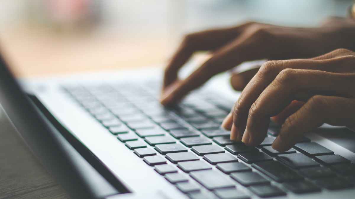 3 jornalistas estudando SEO para jornalistas
